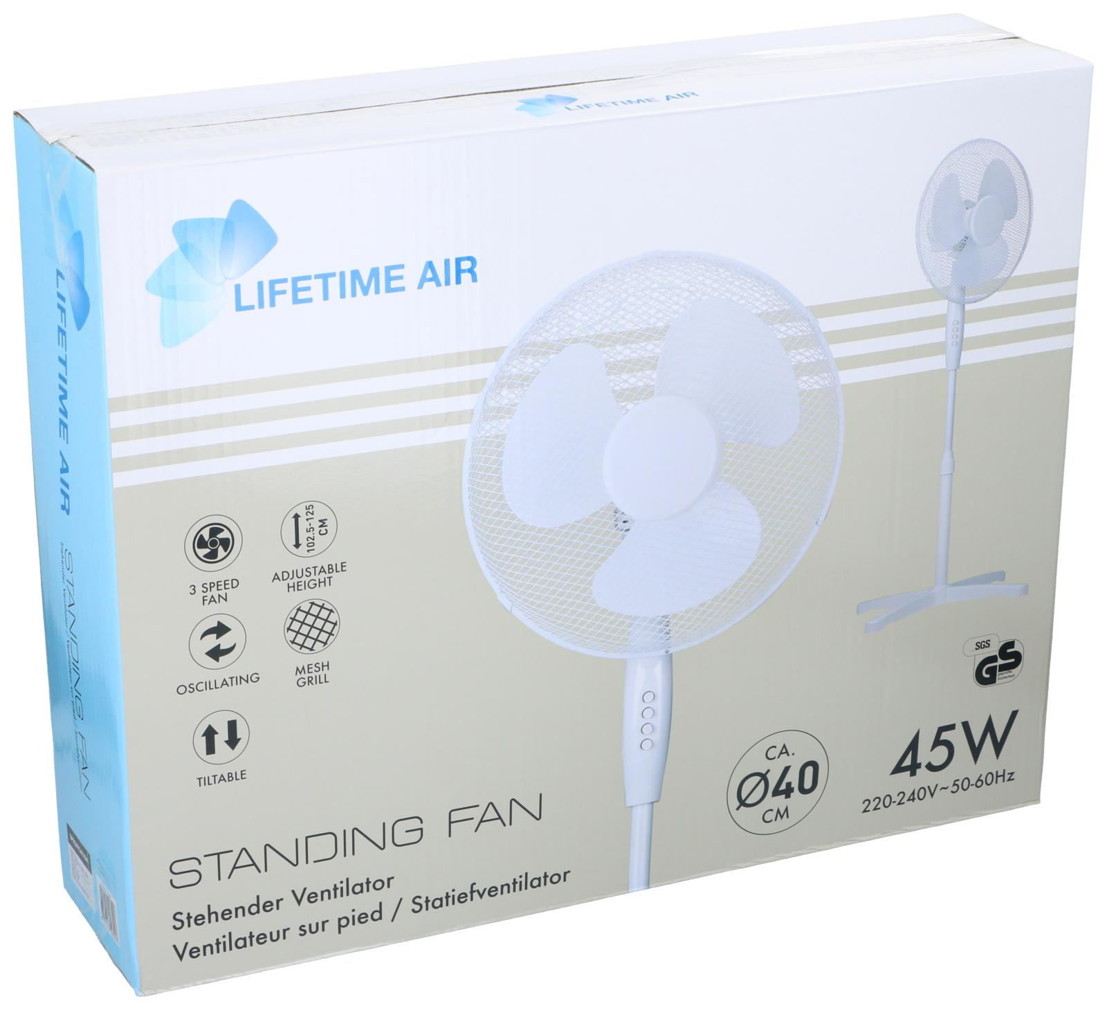 Ein weißer Standventilator in einer Box mit Informationen über seine Funktionen.