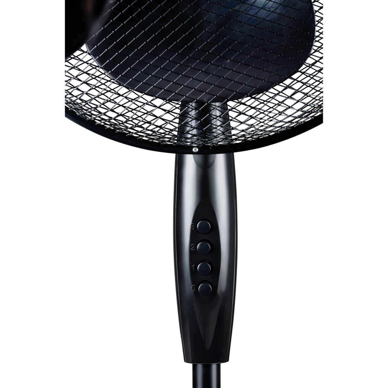 Ventilateur sur pied noir, avec grille et boutons de commande.