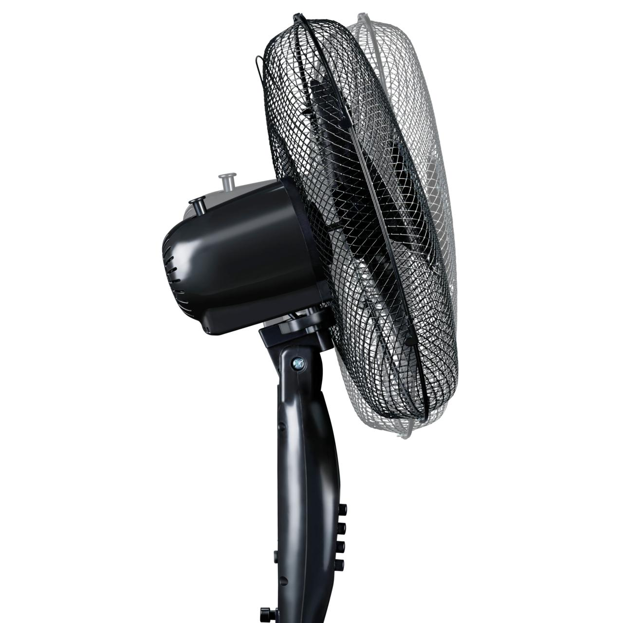 Un ventilateur sur pied noir avec une tête rotative. Le ventilateur est légèrement incliné.