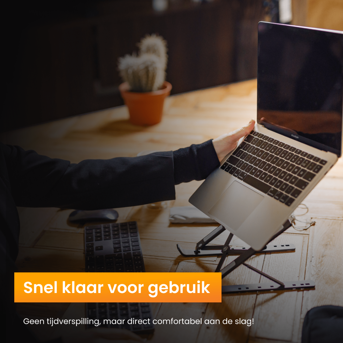 Een laptop op een standaard, op een houten tafel. De tekst zegt 'Snel klaar voor gebruik'.