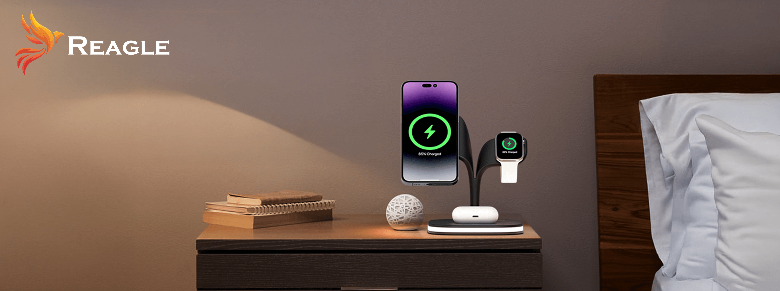 Szafka nocna ze stacją ładującą telefon i zegarek oraz ozdobną kulą.