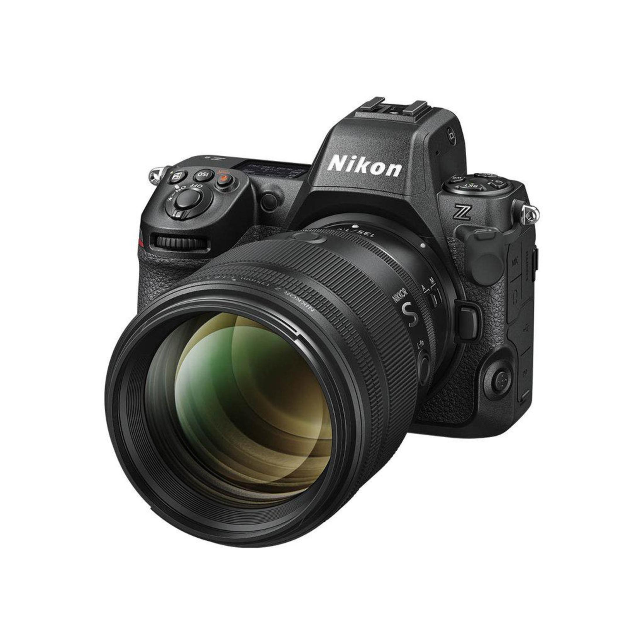 Schwarze Nikon-Kamera mit großem Objektiv, weißer Hintergrund, Winkelaufnahme.