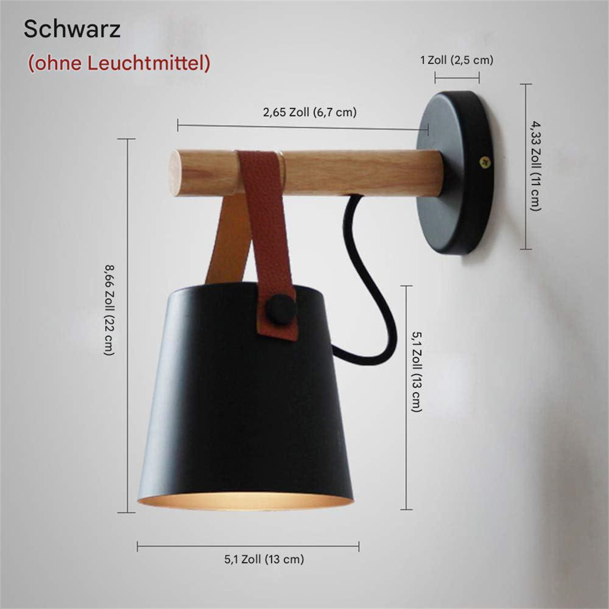Schwarze Wandlampe mit Holzarm und Lederriemen, schräge Ansicht. Maße sind angegeben.