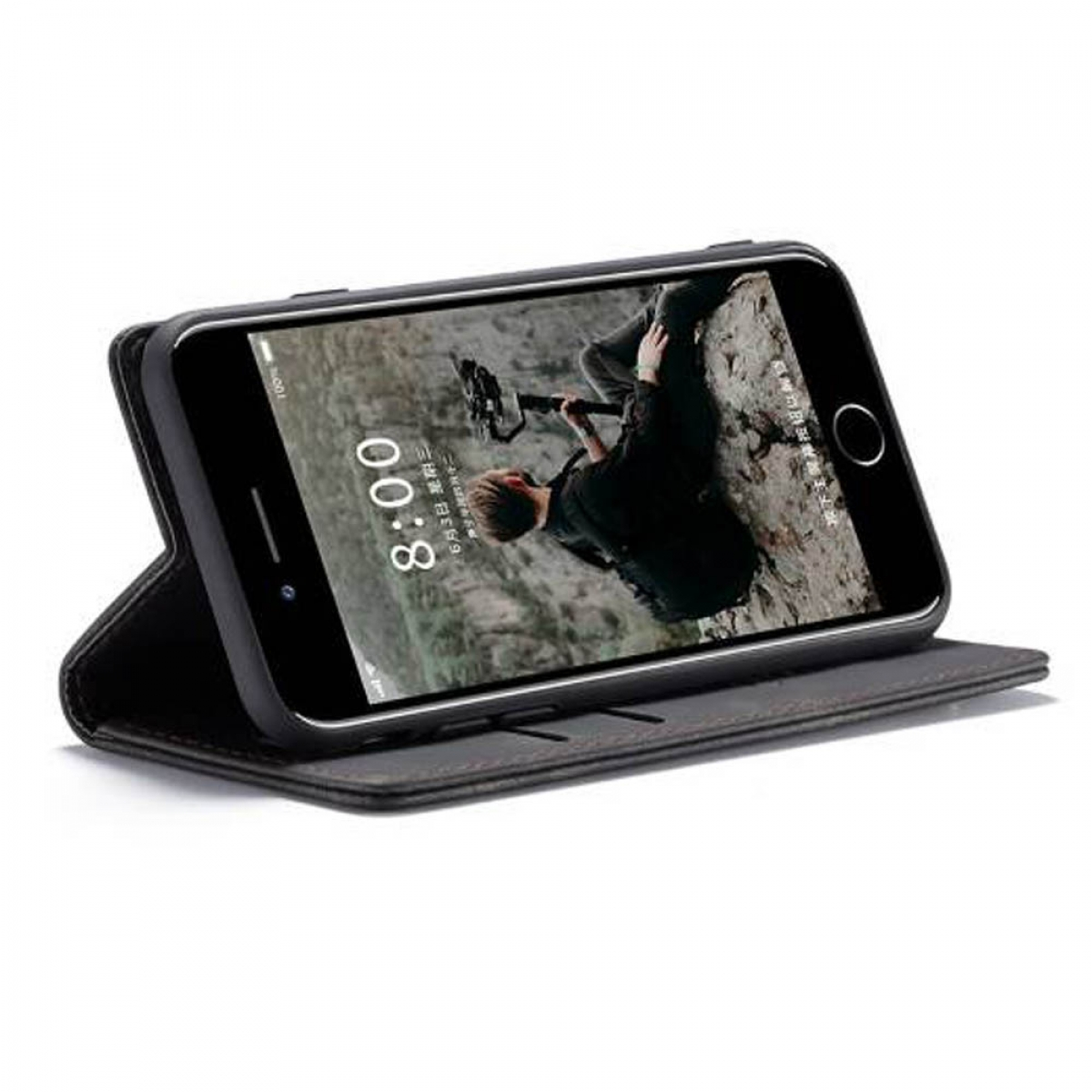Schwarzes Telefon mit einem Foto, in einem schwarzen Brieftaschenetui, vor weißem Hintergrund aufgestellt.