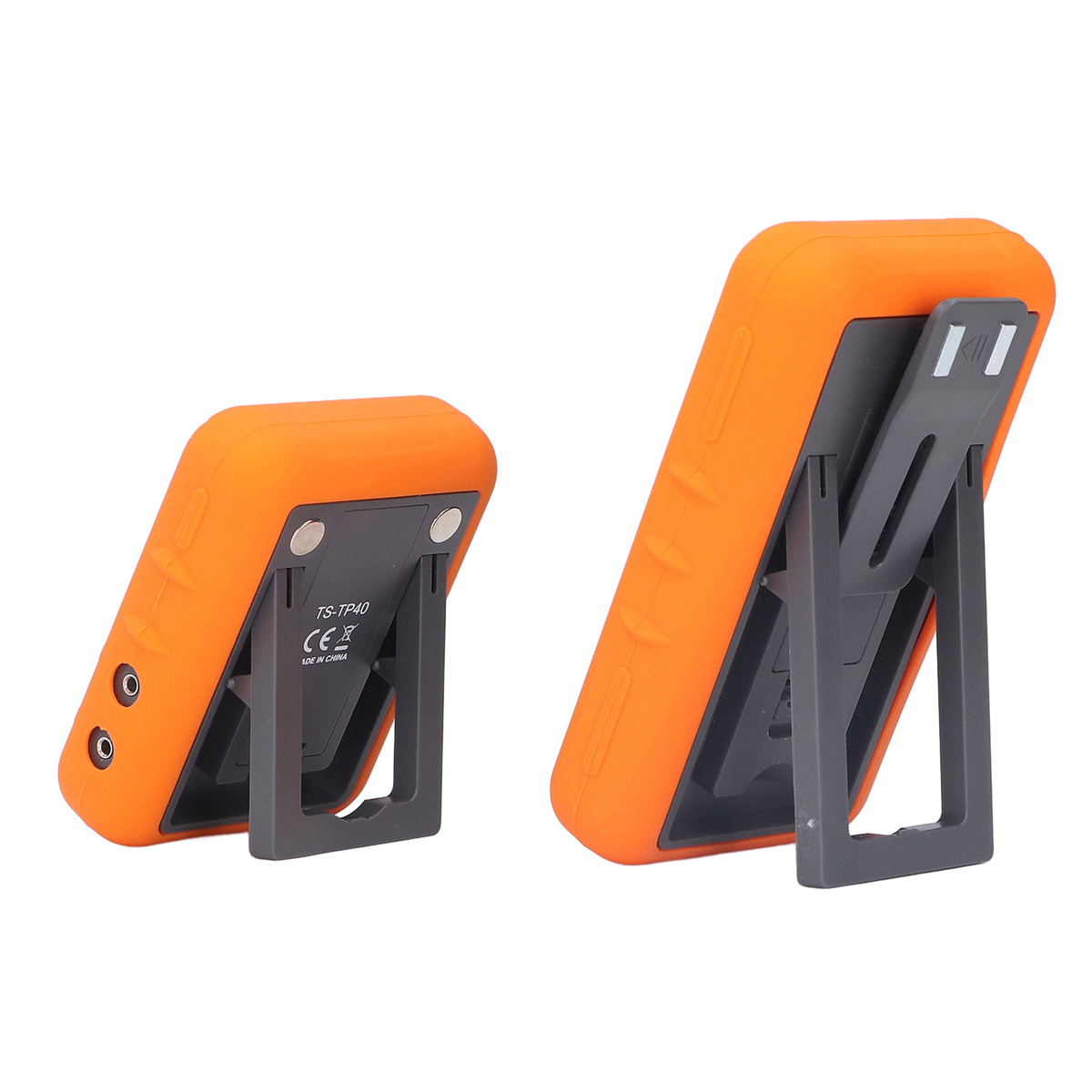 Zwei orangefarbene elektronische Geräte auf Ständern. Sie haben eine rechteckige Form mit zwei Anschlüssen.