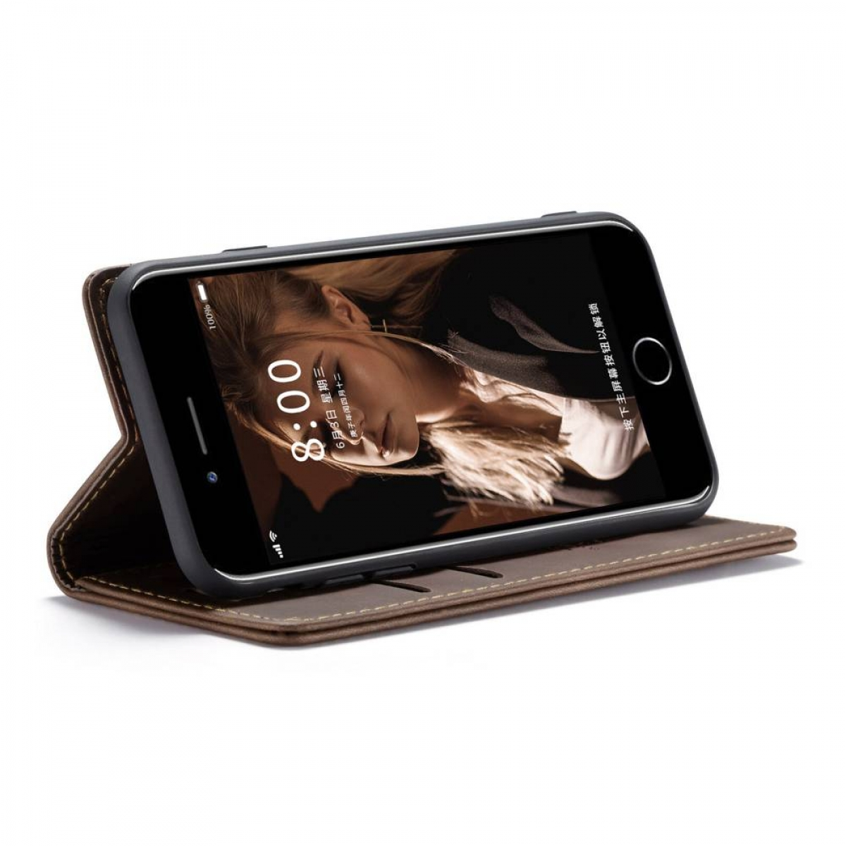 Ein Telefon in einer braunen Lederhülle ist geöffnet und zeigt den Bildschirm.