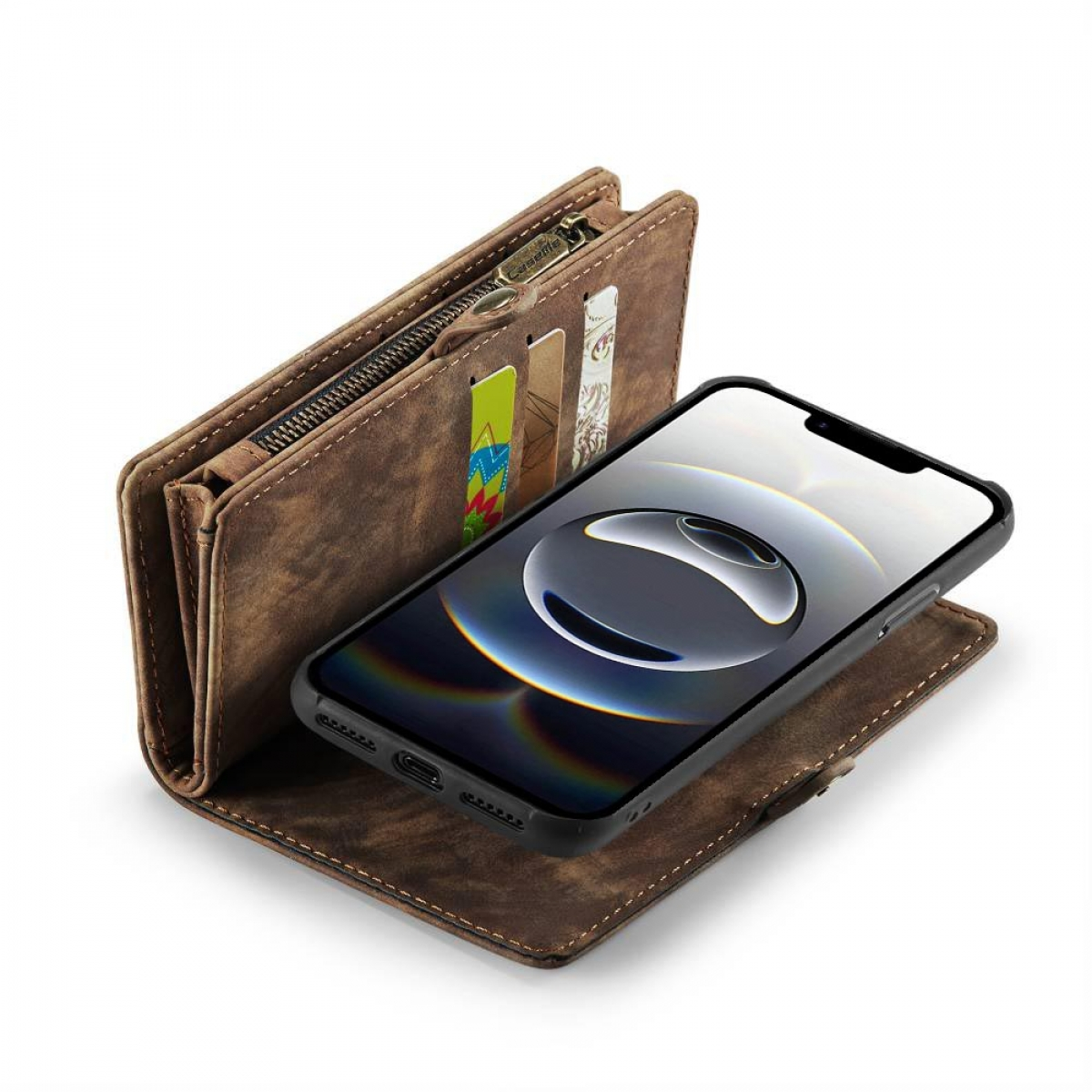 Eine braune Lederbrieftasche mit einem Telefon darin, abgewinkelt. Die Brieftasche ist auf einer weißen Oberfläche geöffnet.