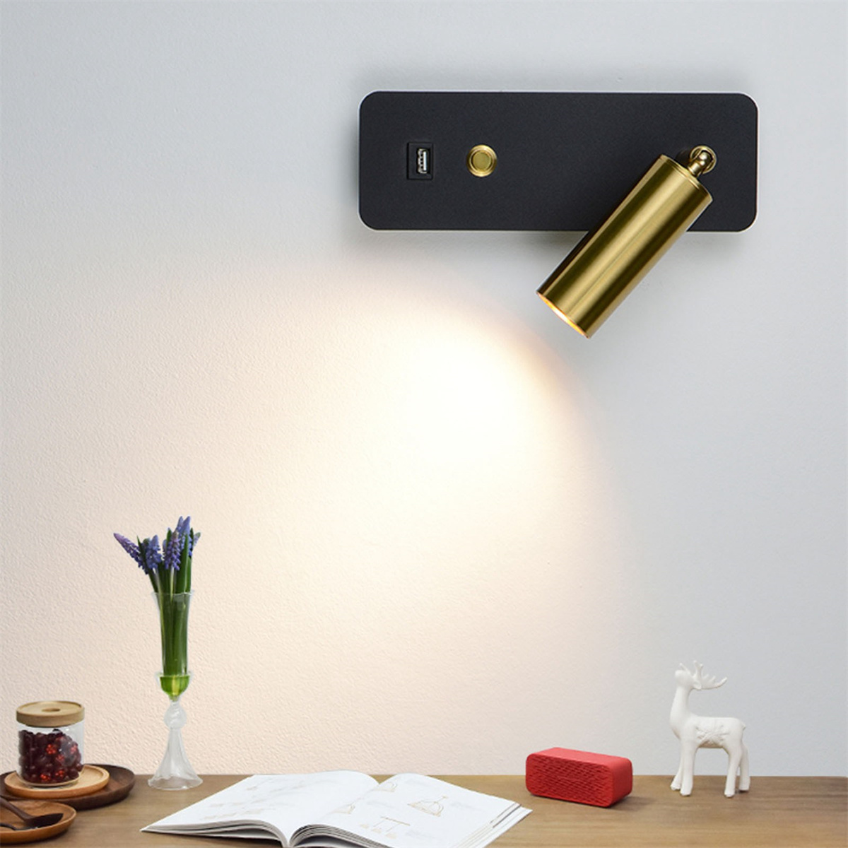 Schwarz-goldener Wand-Spotlight mit Lampe und Dekoration.