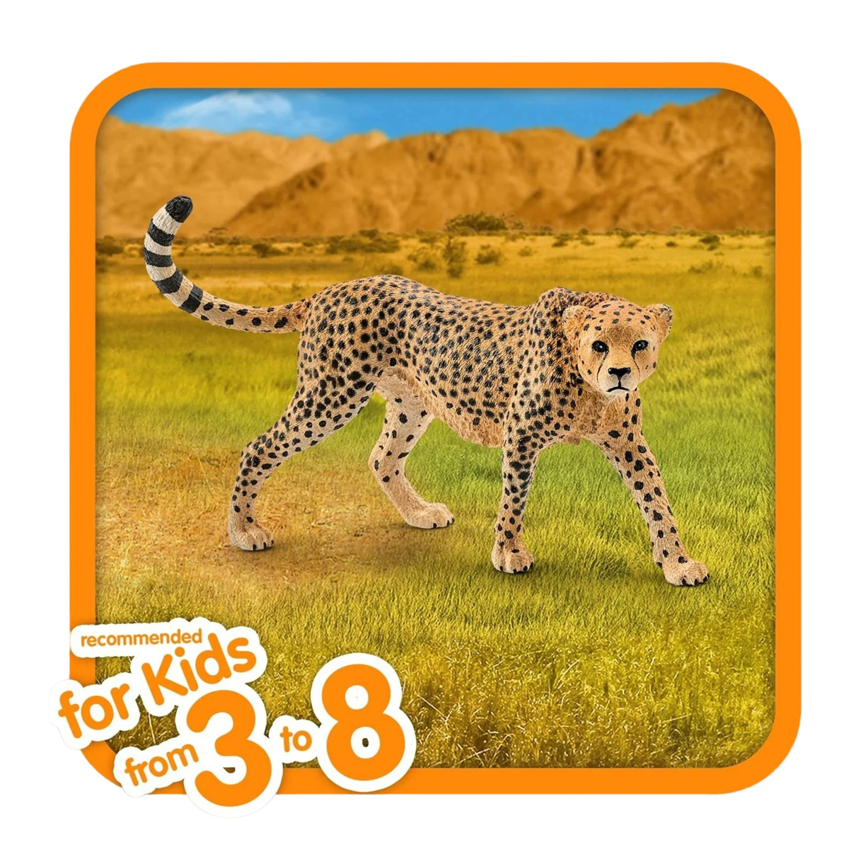 Ein Gepard-Spielzeug steht auf Gras, in einem orangefarbenen Rahmen, mit Bergen im Hintergrund und Text 'for kids from 3-8'.