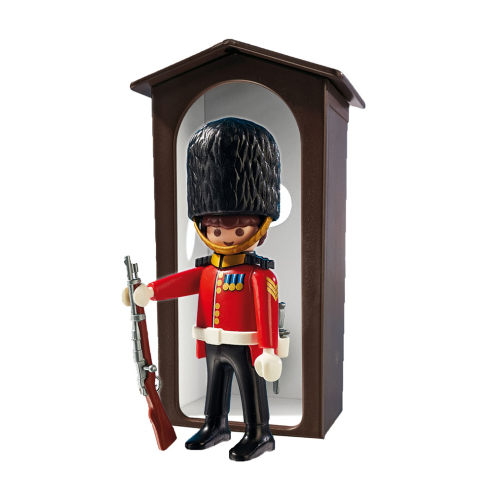 Soldato giocattolo Playmobil in una garitta marrone. La guardia è rossa e nera con cappello nero e fucile.