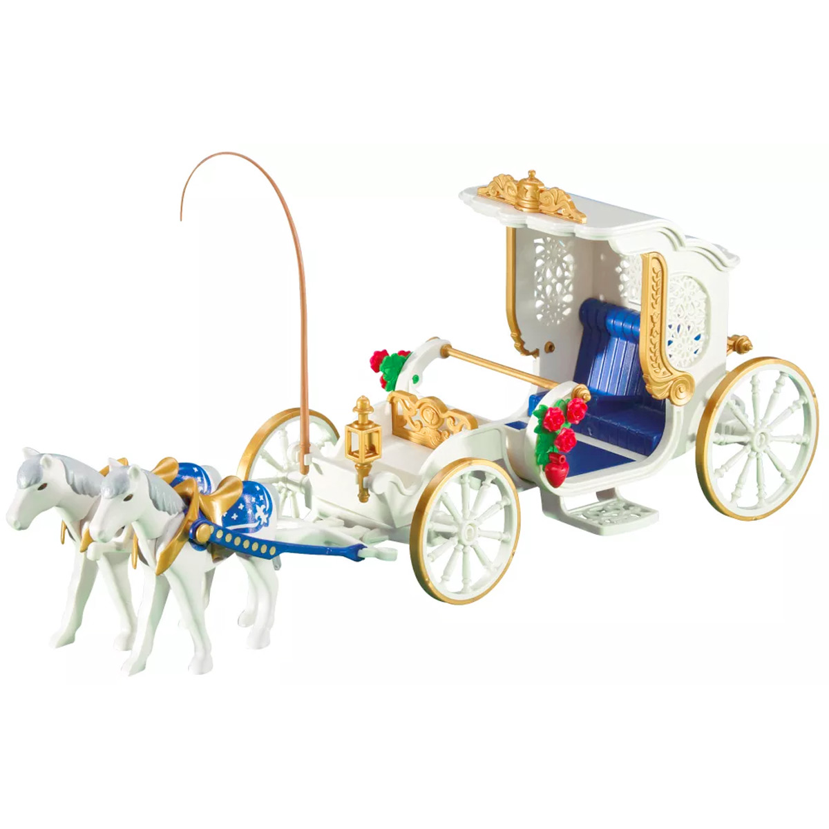 Weißer Spielzeugwagen mit zwei weißen Spielzeugpferden, blauem Geschirr und goldenen Akzenten.