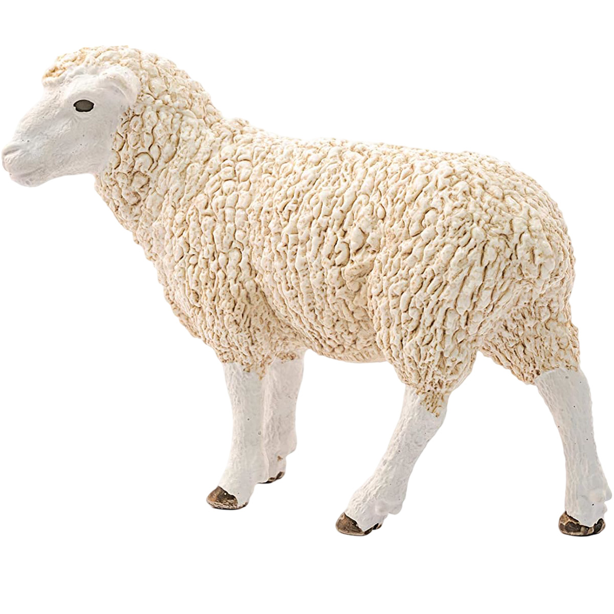 Eine weiße Schaf-Figur steht auf einer weißen Oberfläche. Es hat strukturiertes Fell und braune Hufe.