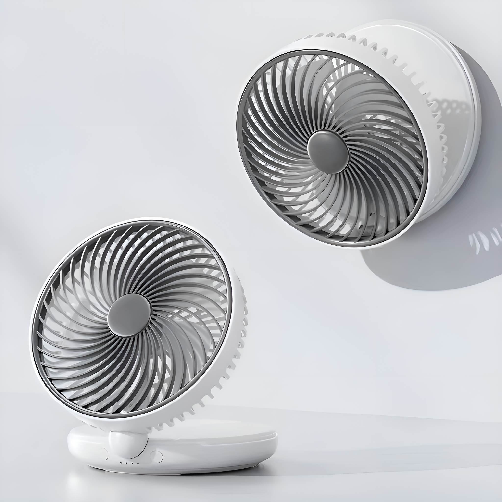 Zwei weiße, tragbare Ventilatoren mit grauen Flügeln, montiert auf einer weißen Oberfläche.