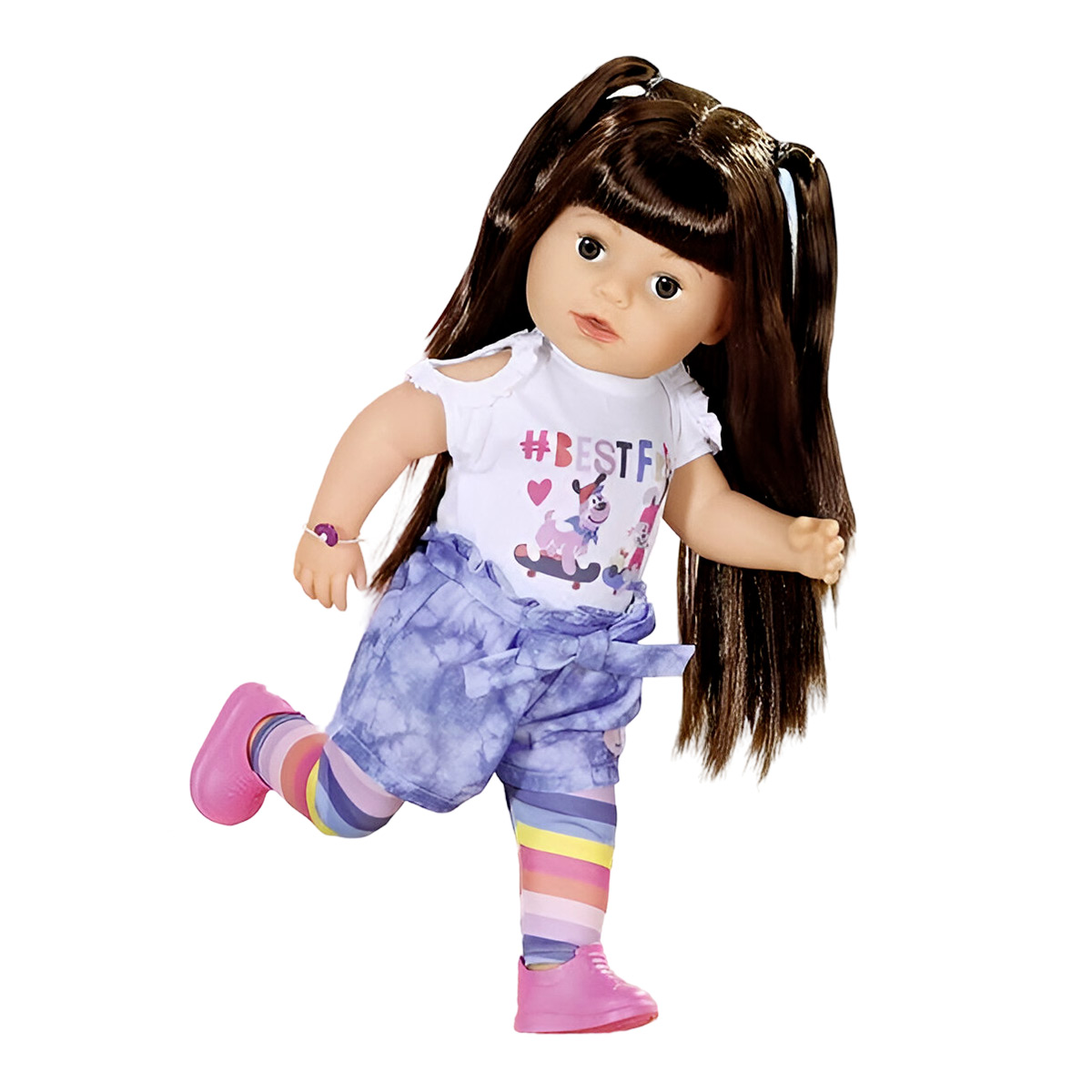 Eine Puppe mit langen braunen Haaren, trägt ein weißes Hemd, blaue Shorts, gestreifte Leggings und rosa Schuhe. Weißer Hintergrund.