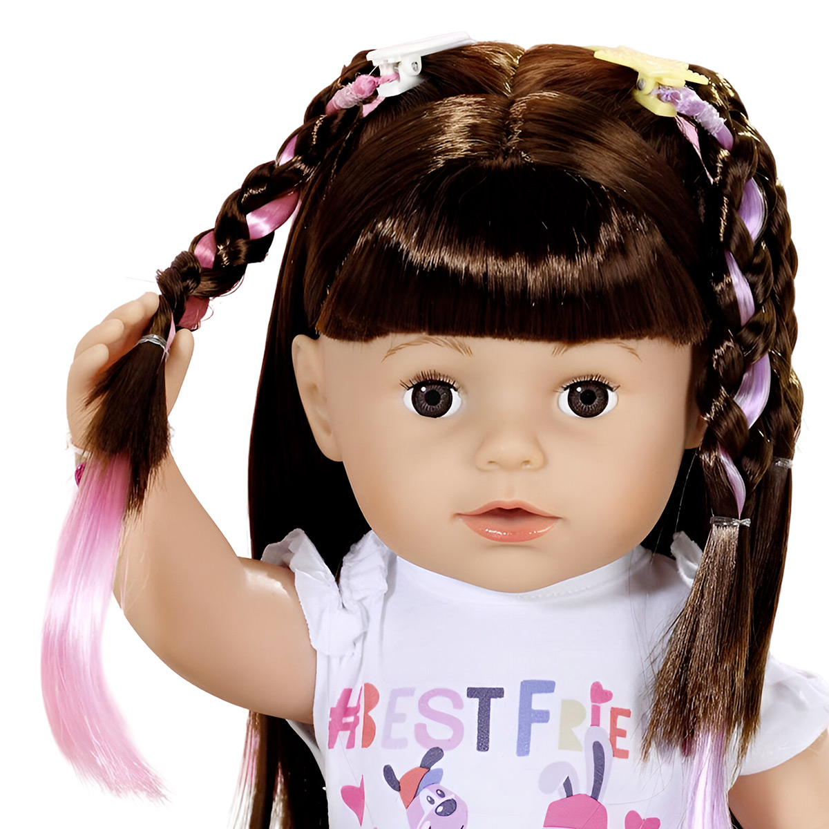 Eine Puppe mit braunen Haaren und zwei Zöpfen mit rosa und lila Bändern, die einen Zopf hochhält.
