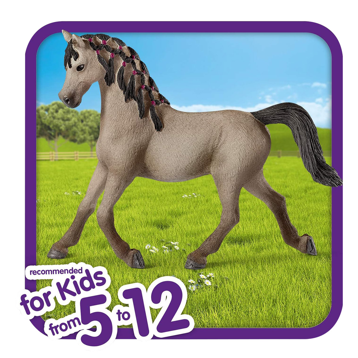 Zabawka konia z zaplecioną grzywą i ogonem. Tekst: Polecane dla dzieci w wieku 5-12 lat.