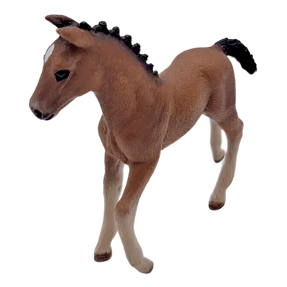 Eine braune Fohlenfigur. Es hat einen weißen Fleck auf der Stirn und eine schwarze Mähne.