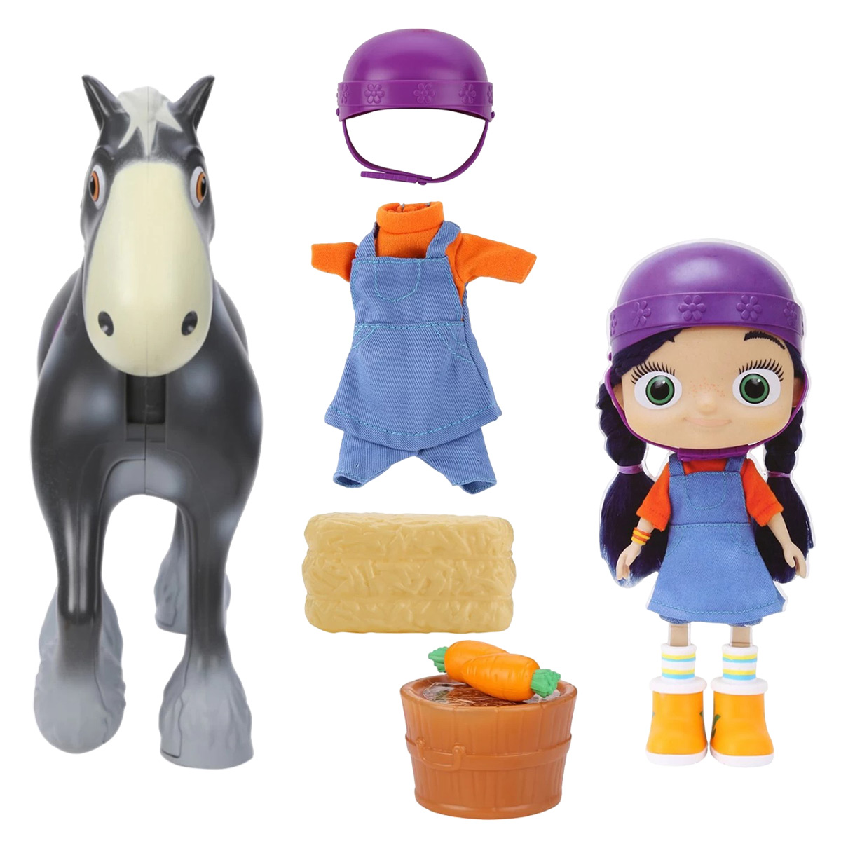 Ein Spielzeugpferd, eine Puppe, ein Outfit, eine Karotte und Heu. Das Pferd ist grau, die Puppe trägt blaue Latzhosen.