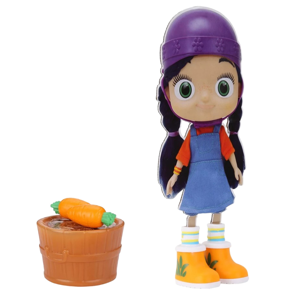 Eine Puppe mit schwarzen Haaren und einem lila Hut. Daneben ein Holzeimer mit orangenen Karotten.