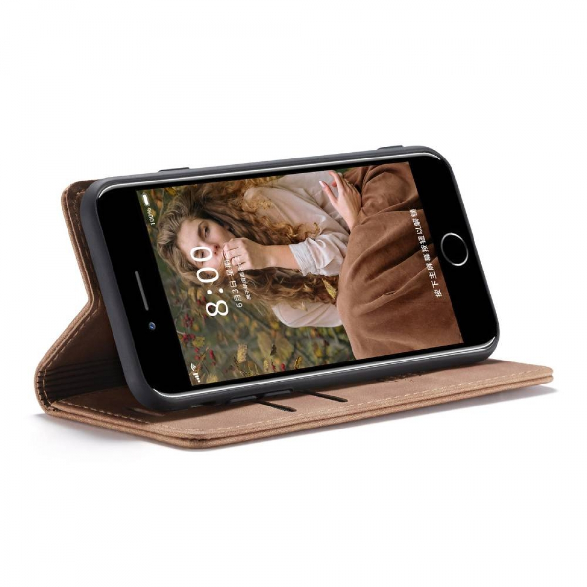 Smartphone in brauner Hülle auf weißem Grund, Bildschirm sichtbar.
