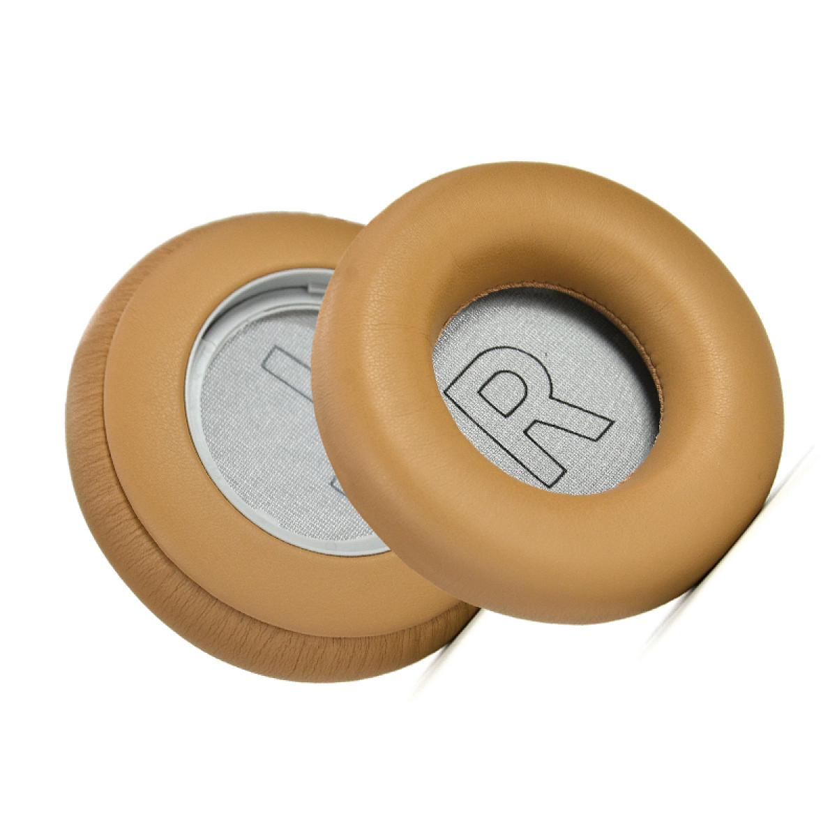Dwie beżowe poduszki nauszne do słuchawek, z widoczną literą 'R' na jednej.