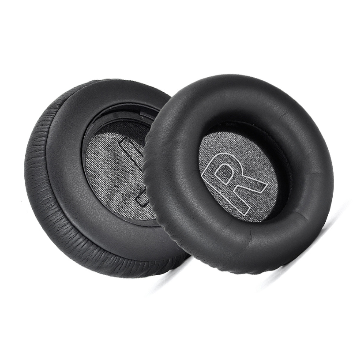 Dwie czarne poduszki na słuchawki. Jedna na drugiej. Wewnątrz litera R.