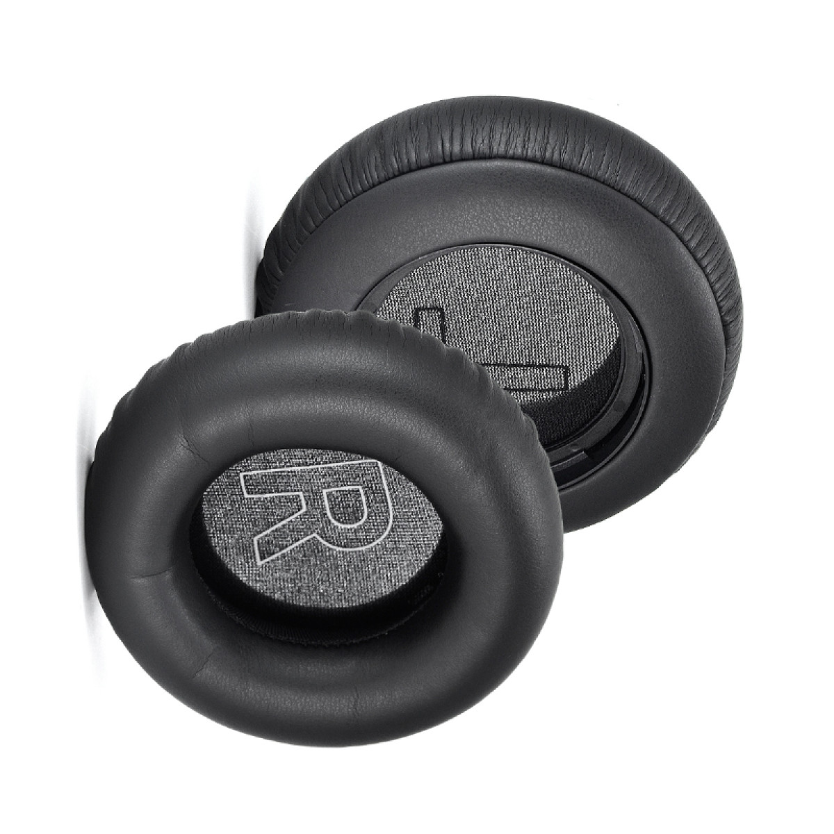 Dwie czarne nausznice do słuchawek. Jedna ma logo 'R', a obie są na białej powierzchni.