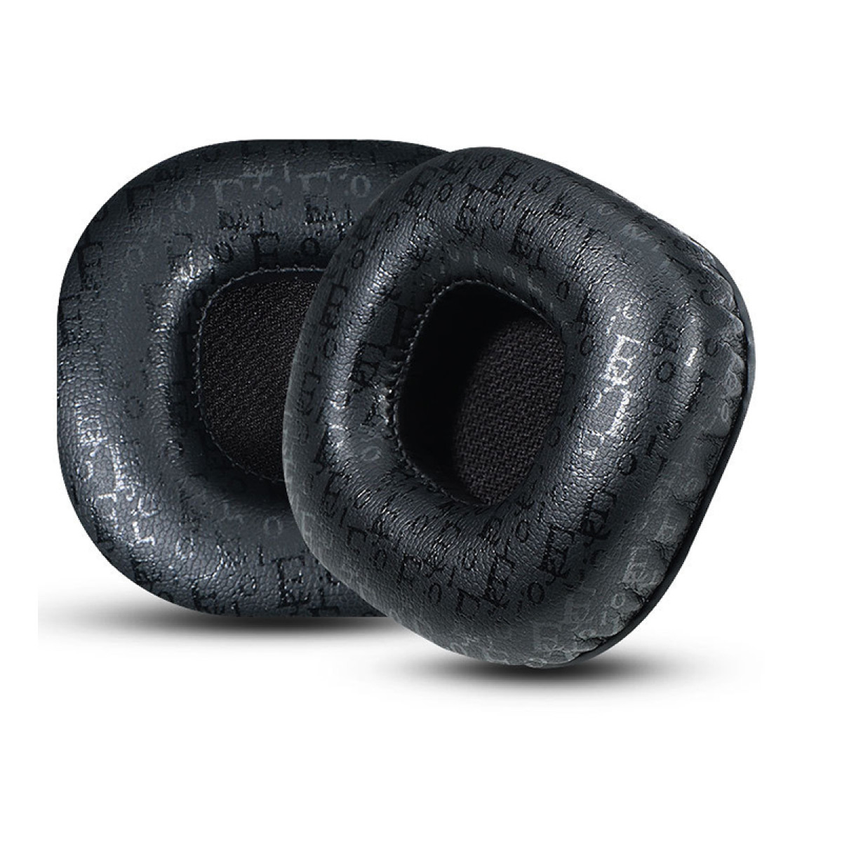 Dwie czarne poduszki na uszy do słuchawek, wzorzyste, na białej powierzchni.