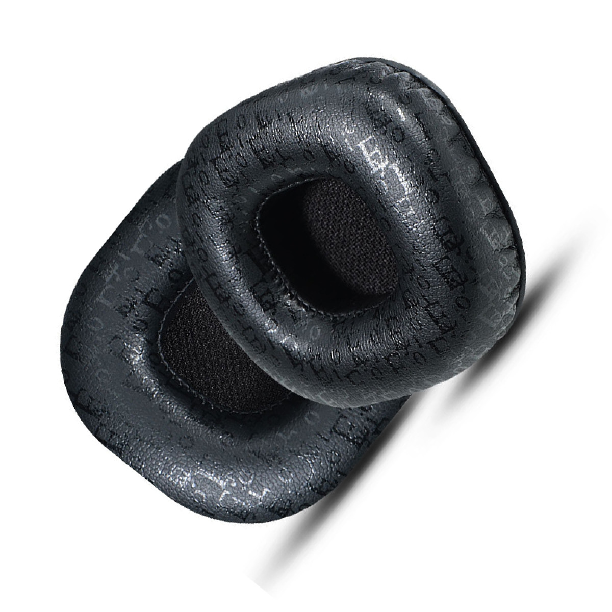 Dwie czarne nausznice do słuchawek. Mają powtarzający się wzór i są na białym tle.