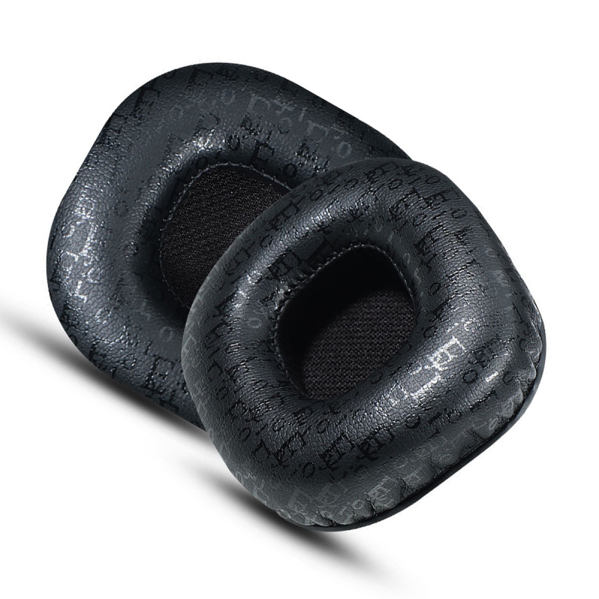 Dwie czarne poduszki na uszy z teksturowanym wzorem. Wzór ma mały, powtarzający się tekst.