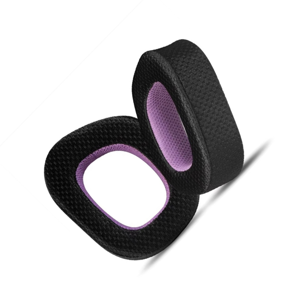 Due cuscinetti auricolari neri con interni rosa su sfondo bianco, vista angolata.