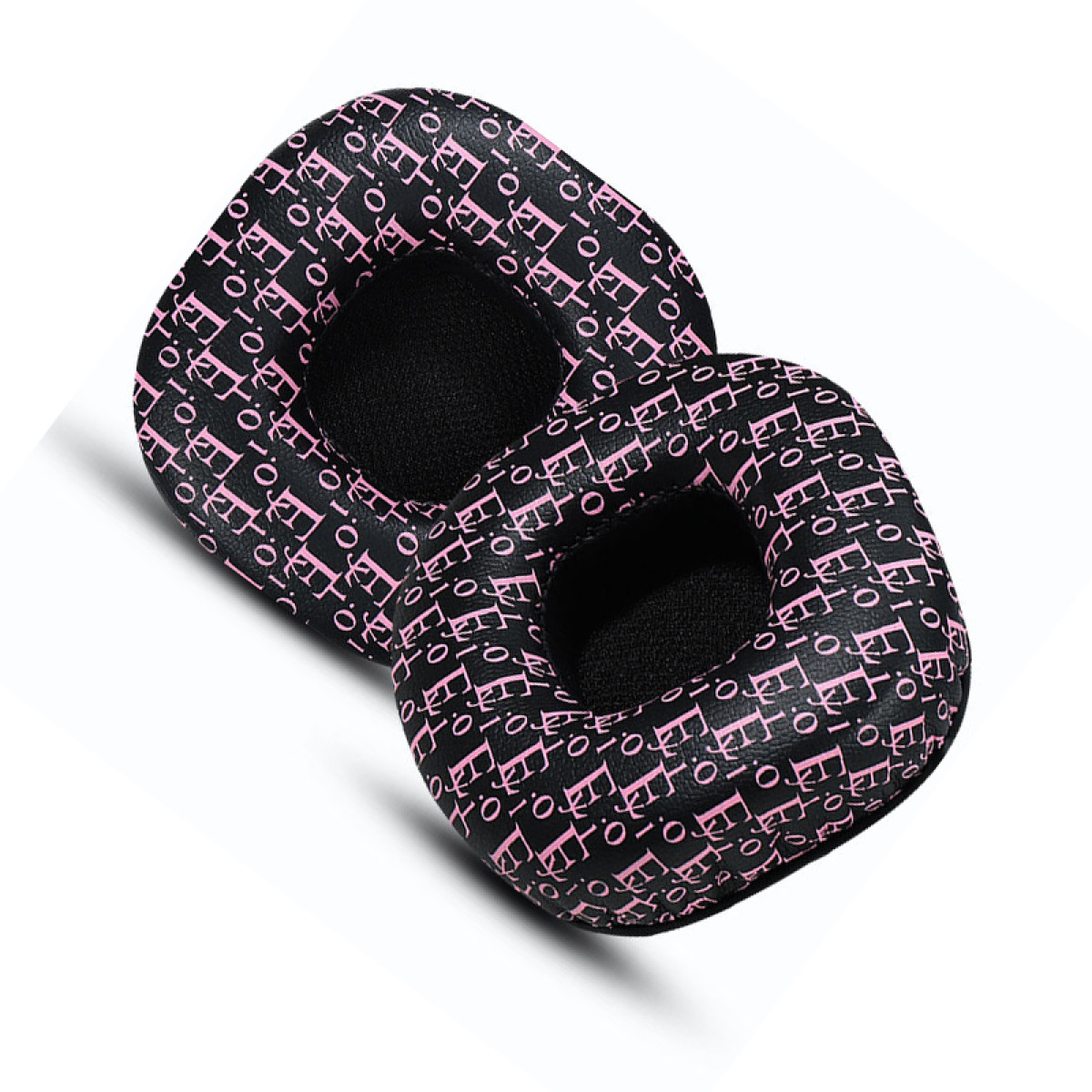 Due cuscinetti auricolari neri con motivo a testo rosa. Sono su sfondo bianco.