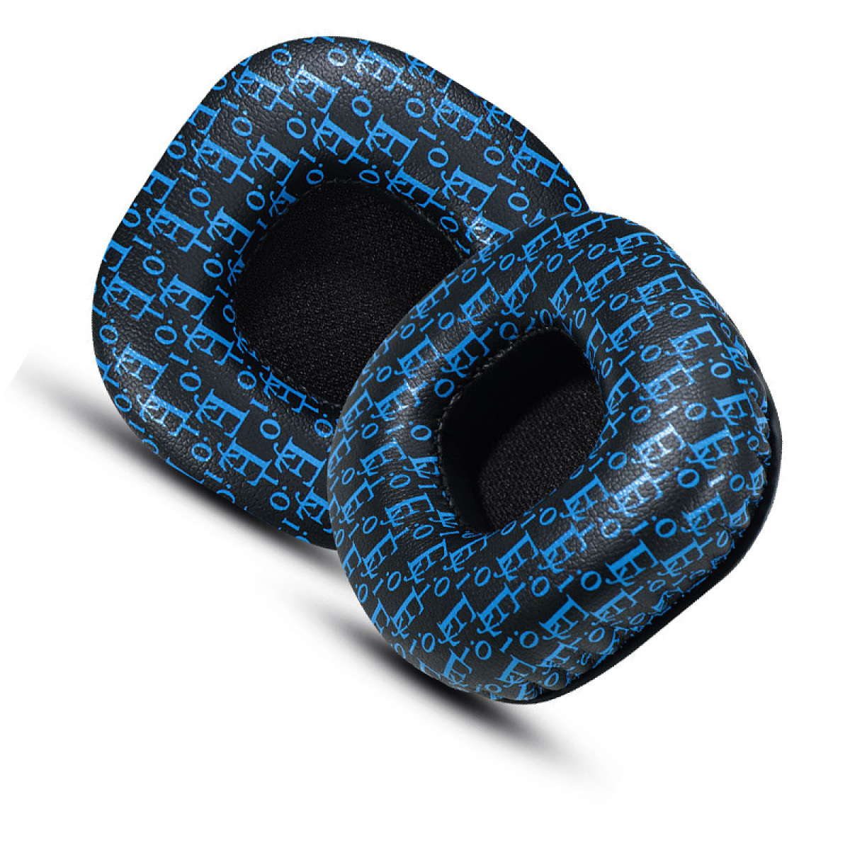 Due cuscinetti auricolari quadrati con motivo blu su tessuto nero.