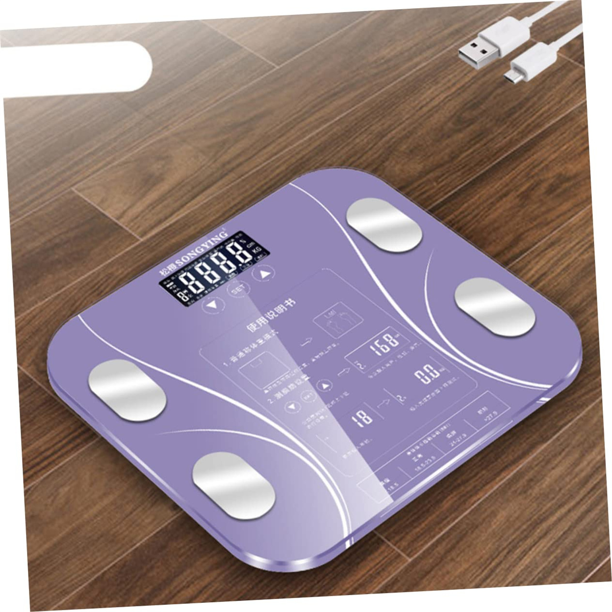 Lila Digitalwaage mit Zahlen. Silberne Pads und USB-Kabel auf Holzoberfläche.