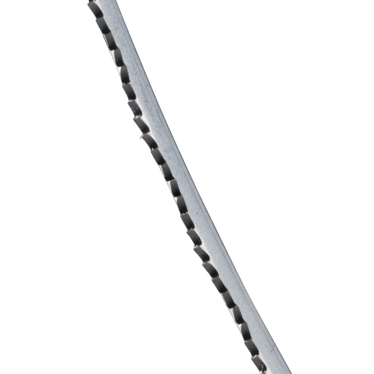 Ein Metallsägeblatt mit scharfen Zähnen. Die Klinge ist gerade und leicht angewinkelt.