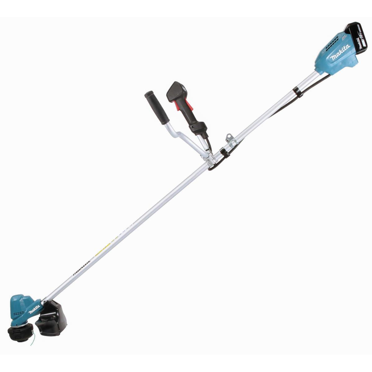 Makita Fadentrimmer mit zwei blauen Akkus. Langer silberner Stab und schwarzer Griff.
