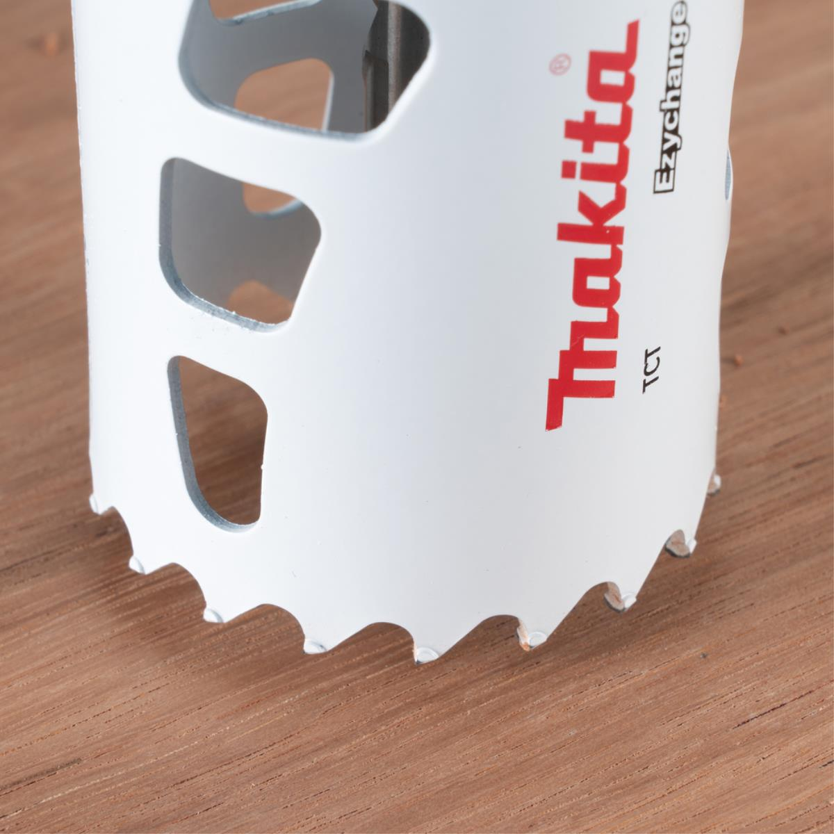 Weißer Lochsäge mit rotem Makita-Logo auf Holzoberfläche.