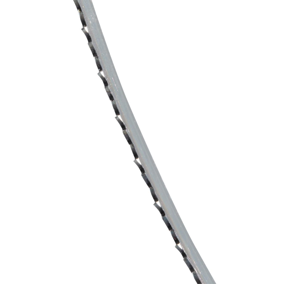 Ein Metallsägeband mit scharfen Zähnen an einer Kante, auf weißem Hintergrund abgewinkelt.
