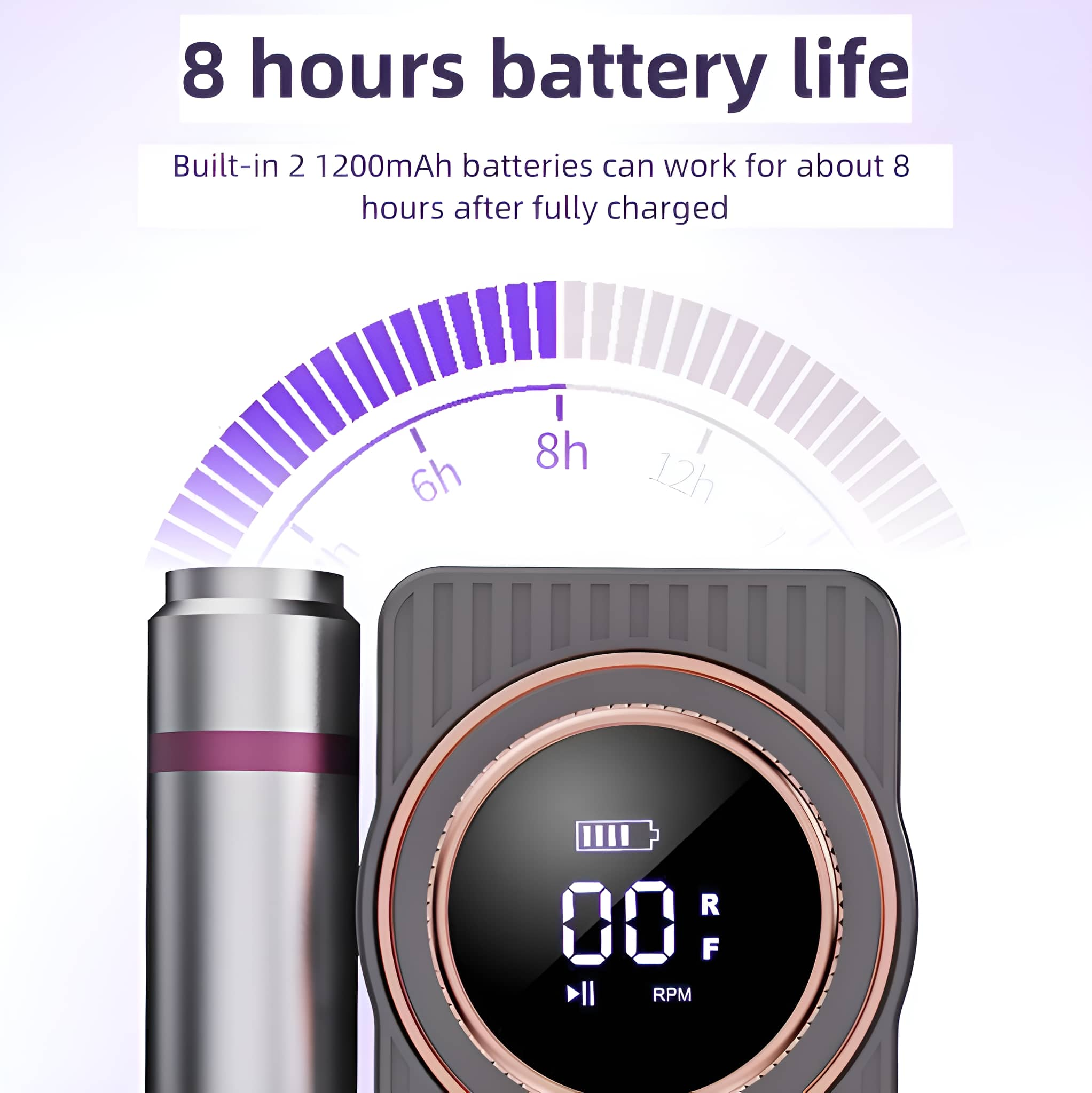 Ein Ladegerät neben einer Batterie, das die Akkulaufzeit auf einem digitalen Display anzeigt, mit lila Hintergrund.
