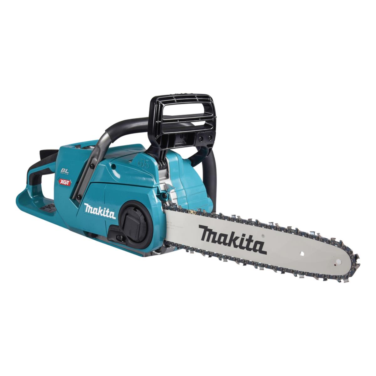 Eine blaue Makita-Kettensäge auf weißem Hintergrund. Sie hat einen schwarzen Griff.