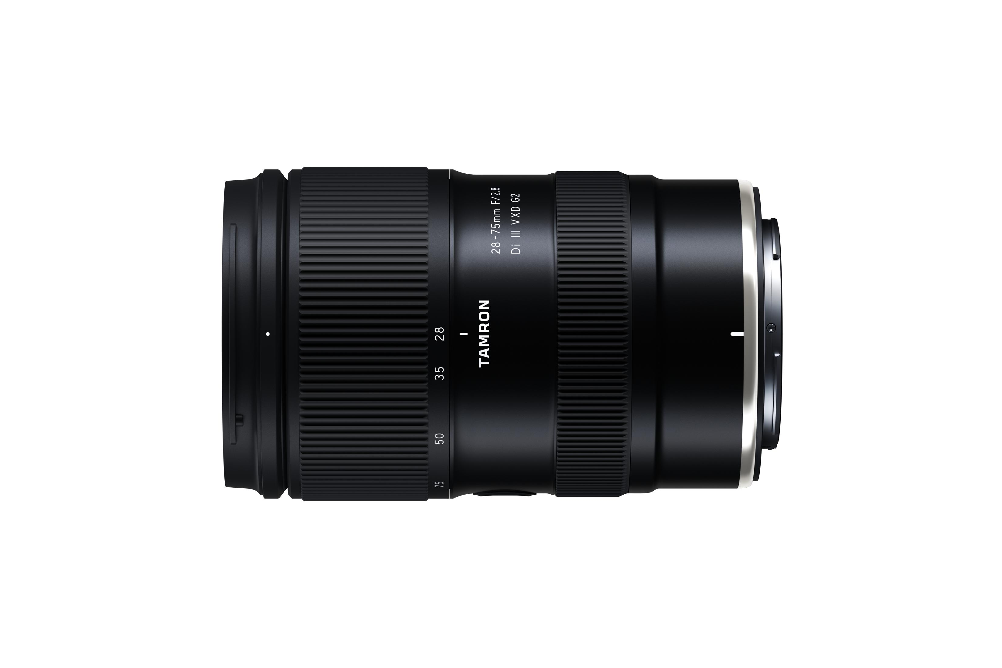 Ein schwarzes Tamron 28-75mm f/2.8 Di III VXD G2 Objektiv auf weißem Hintergrund.