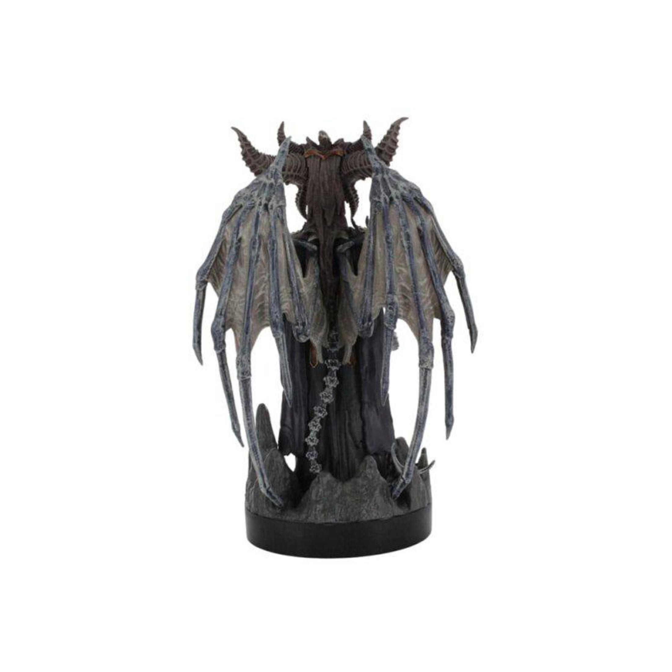 Une statue détaillée d'un démon avec des ailes, sur une base noire.