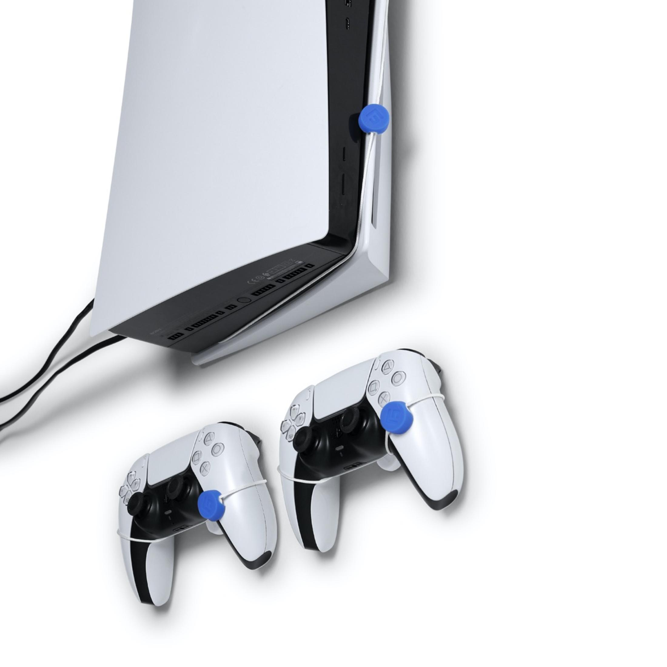 Weiße PS5-Konsole mit zwei Controllern. Controller haben blaue Halter. Weißer Hintergrund.