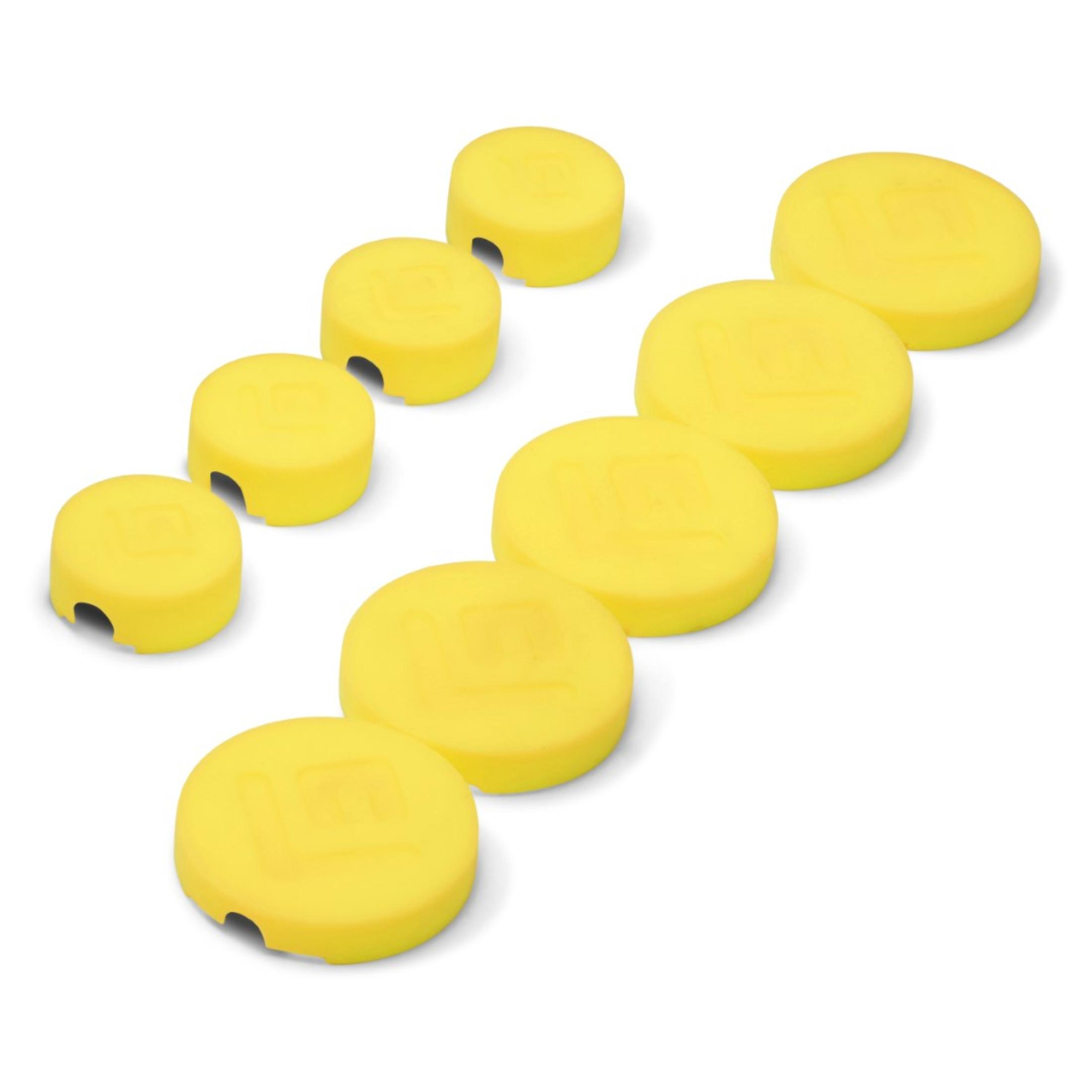 Gelbe Plastikkappen in verschiedenen Größen, diagonal angeordnet.