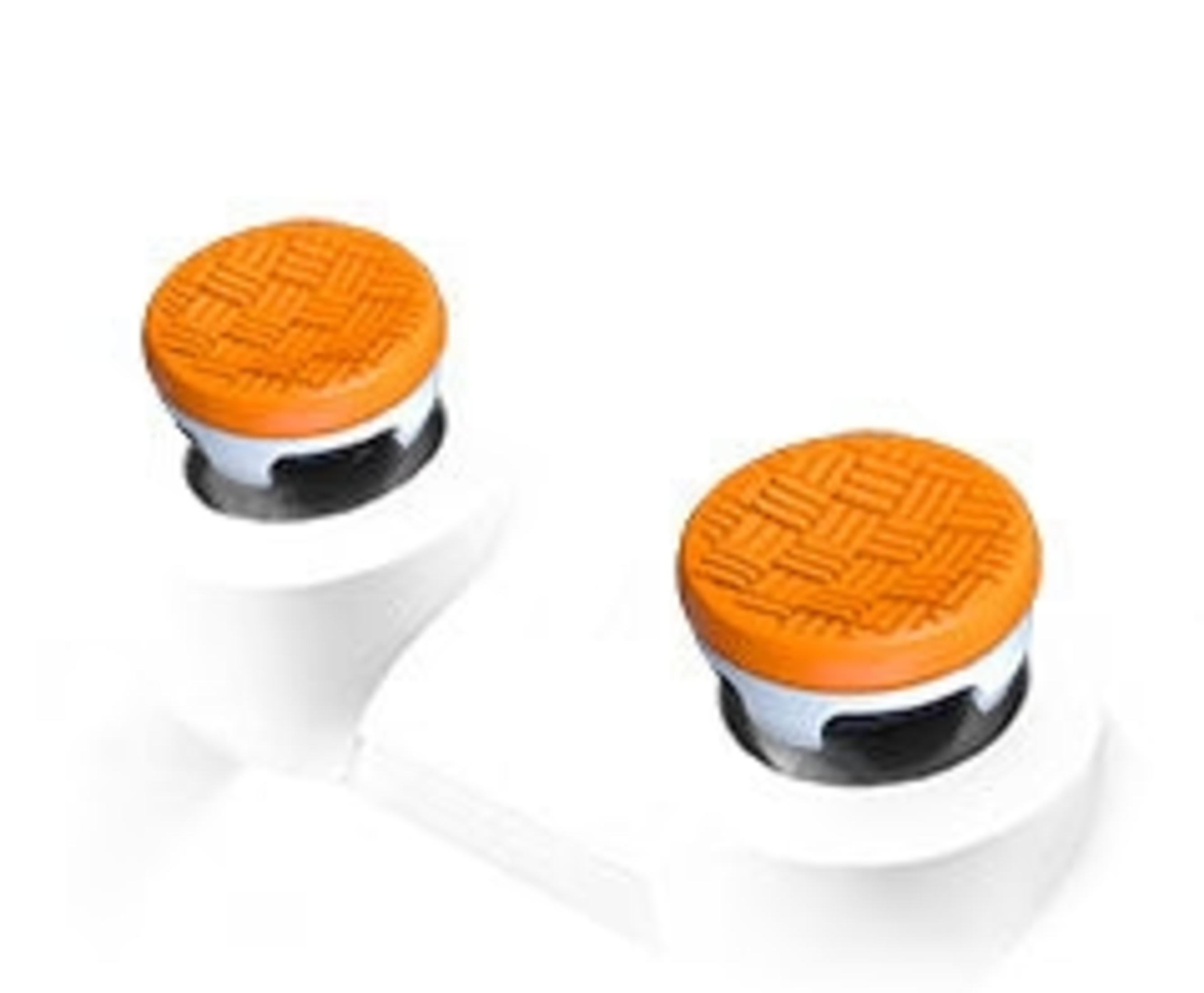 Due impugnature per pollice joystick arancioni. Sono strutturate e si trovano su basi bianche.