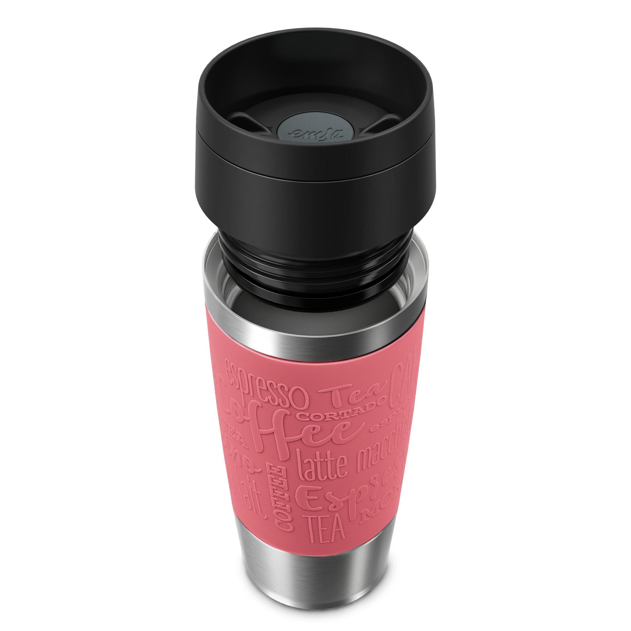 Rosa Reisebecher mit schwarzem Deckel. Becher hat Kaffee-bezogene Wörter. Edelstahl unten.