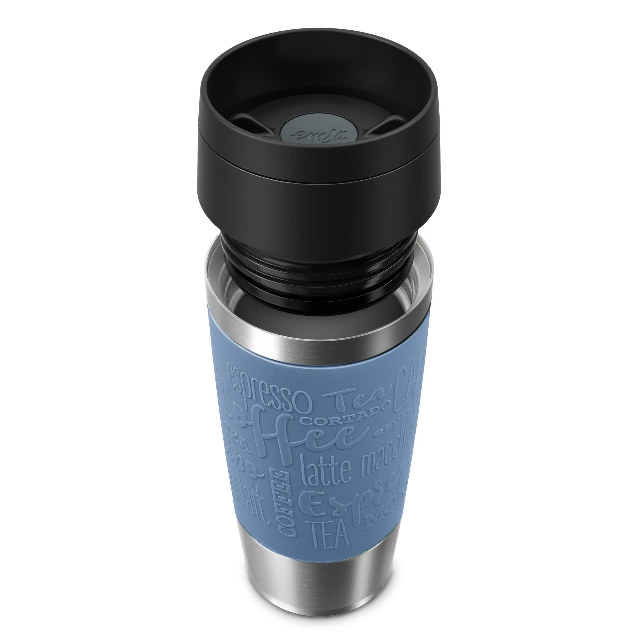 Blauer und stahlfarbener Reisebecher mit schwarzem Deckel, Worte auf blauem Band.
