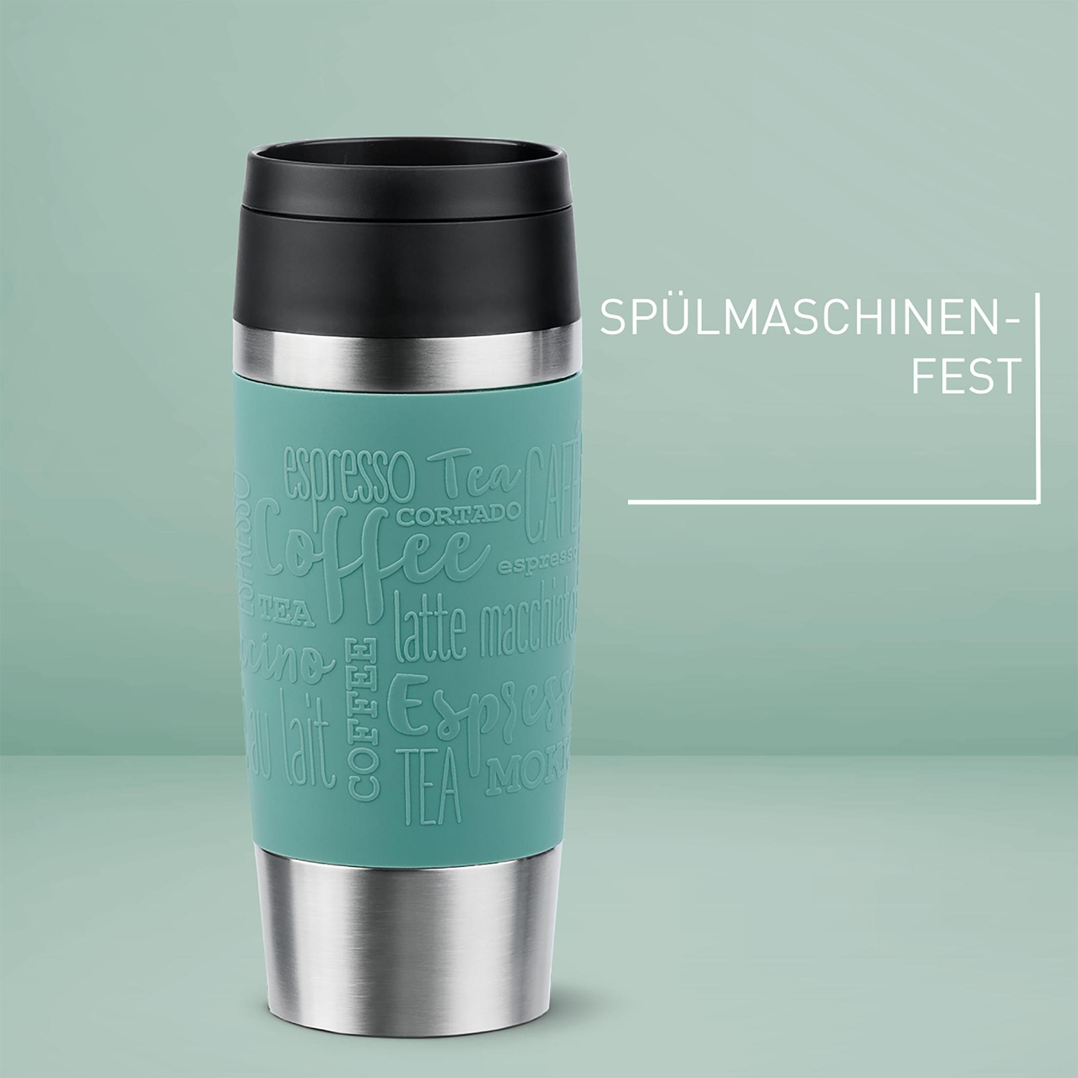 Ein türkisfarbener Reisebecher mit Kaffee-Wörtern. Schwarzer Deckel und silberner Boden.