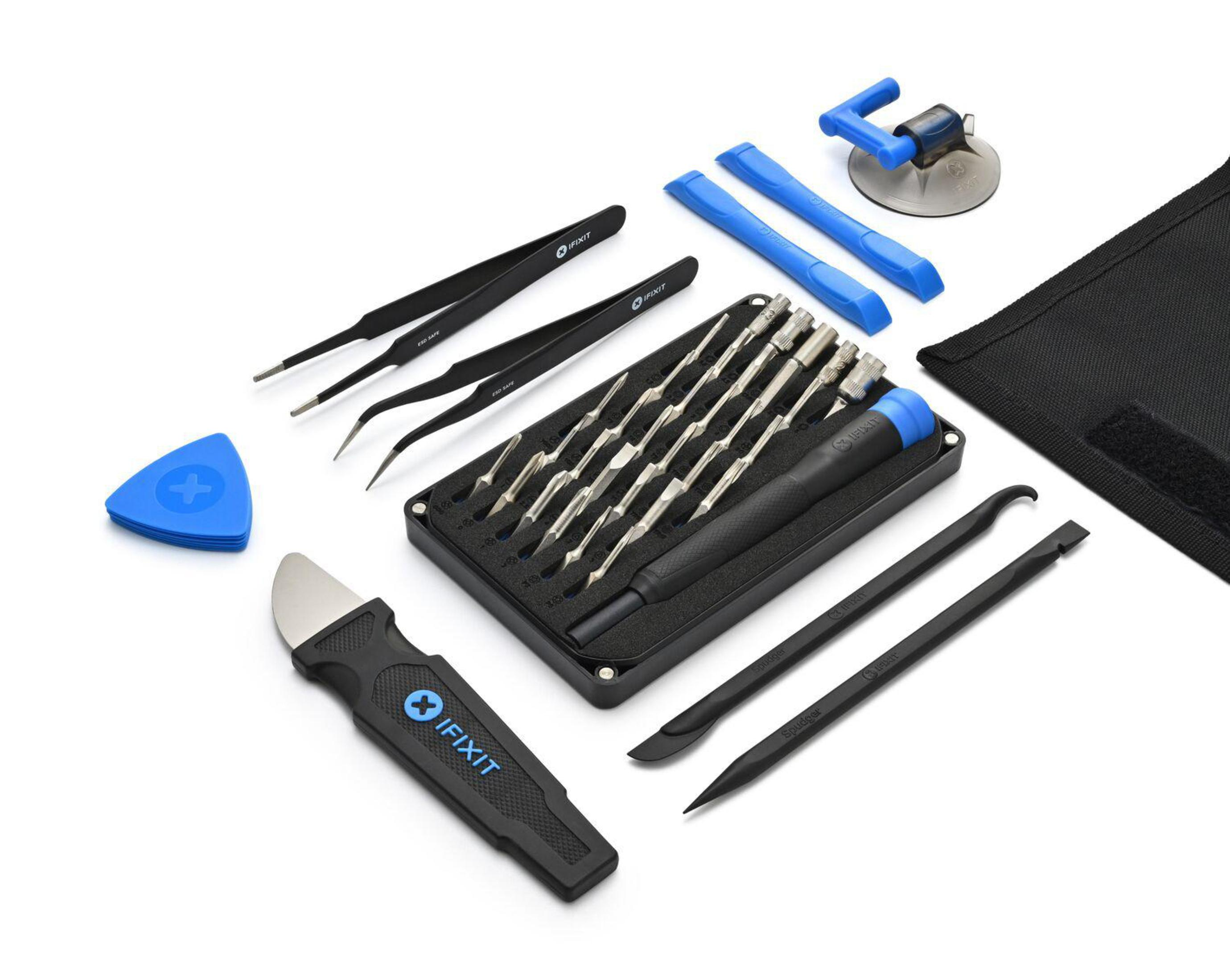 Ein Set von iFixit-Werkzeugen. Enthält Schraubendreher, Pinzetten und Öffnungswerkzeuge, angeordnet auf Weiß.