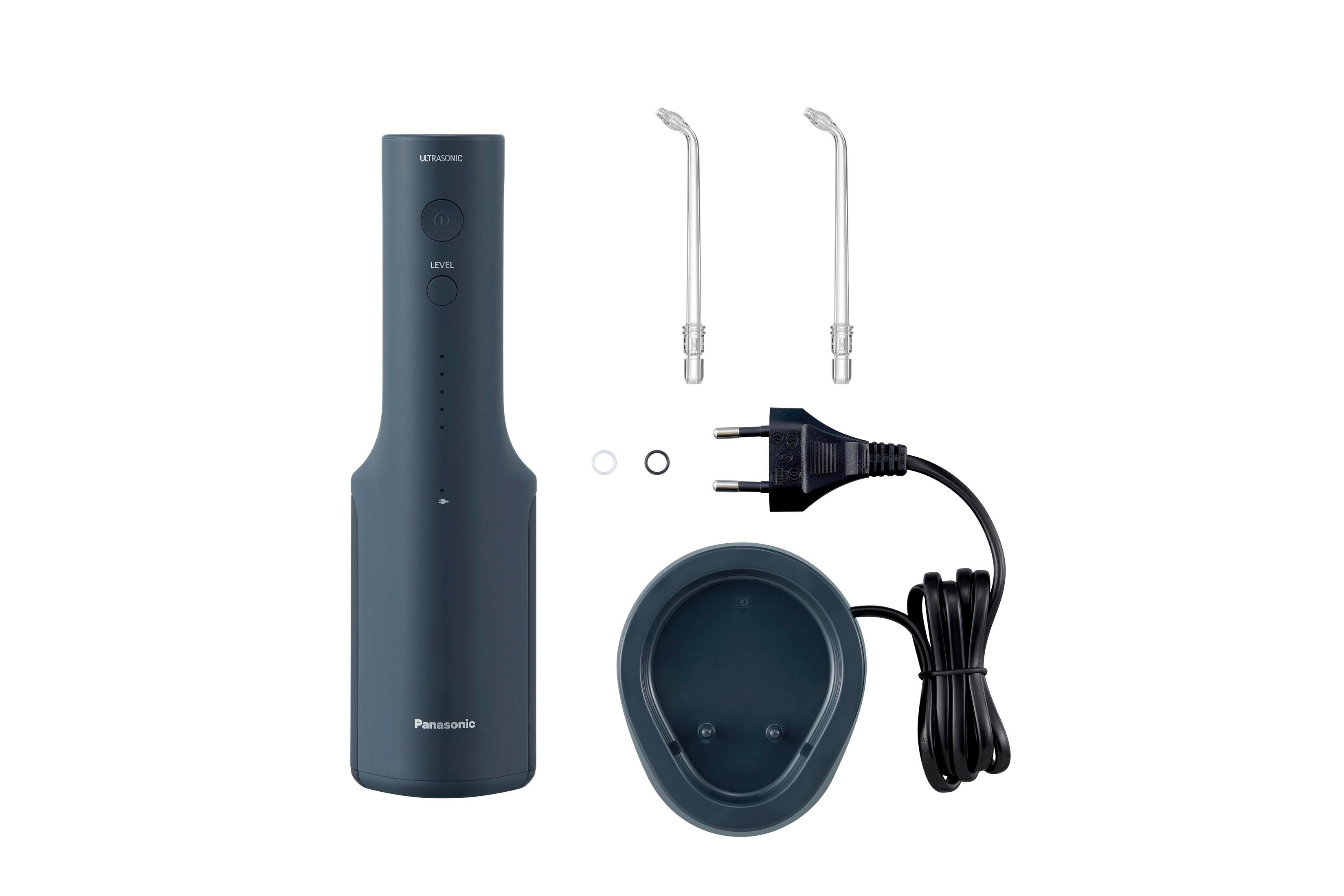 Irygator do zębów i akcesoria na białym tle. Zawiera końcówki i stację ładującą.